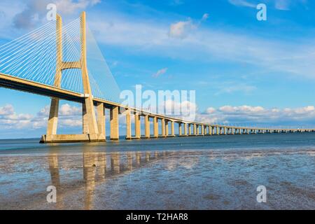 Ponte Vasco da Gama se reflétant dans le Tage, Lisbonne, Portugal Banque D'Images