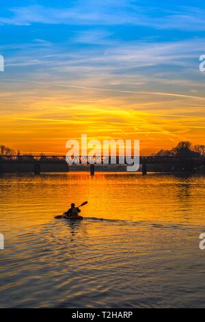 La kayakiste sur la main les palettes sont au coucher du soleil, Frankfurt am Main, Hesse, Allemagne Banque D'Images