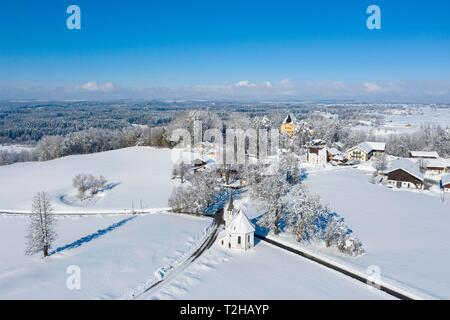 Harmating Harmarting avec Château et Chapelle St Leonhard en hiver, drone abattu, Egling, Upper Bavaria, Bavaria, Germany Banque D'Images