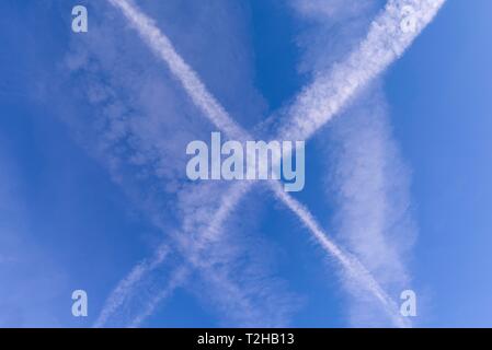 Traverser les traînées de condensation dans le ciel, Bavière, Allemagne Banque D'Images