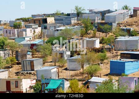 Offres et demandes de logement avec des cabanes en tôle ondulée, des taudis Katutura, Windhoek, Namibie Banque D'Images