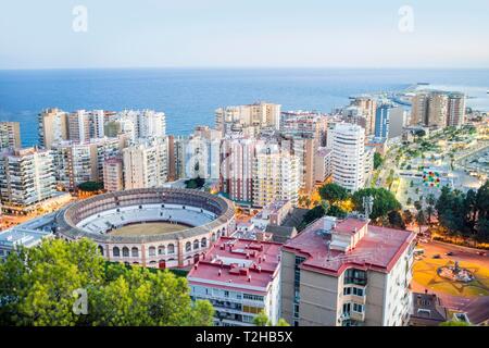 Arènes de Malaga entouré d'immeubles d'habitation à côté de la mer, Malaga, Espagne Banque D'Images