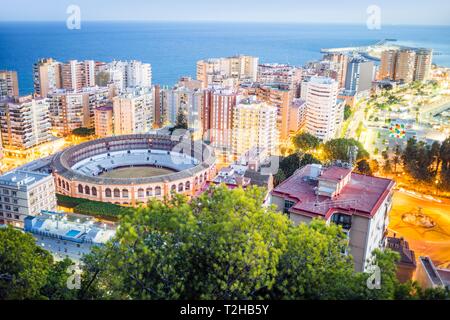 Arènes de Malaga entouré d'immeubles d'habitation à côté de la mer, Malaga, Espagne Banque D'Images