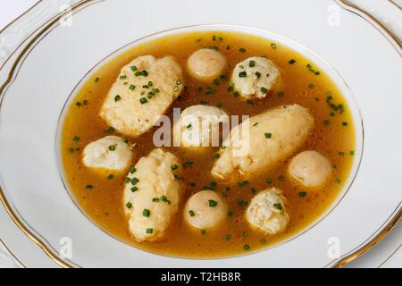 Des plats souabes, assiette à soupe avec le bouillon de soupe, de mariage avec des boulettes de moelle, semoule boulettes, boulettes de bratwurst et la ciboulette, Allemagne Banque D'Images