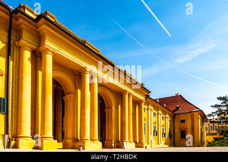 Valtice Lednice Zone Paysage culturel Château Complexe équestre Hall d'entrée principale pittoresque vue latérale avec un ciel bleu au printemps Banque D'Images