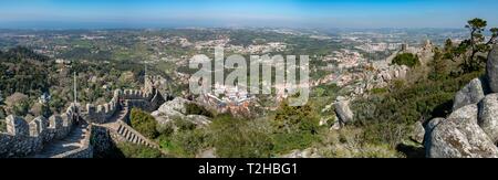 Le mur de château de Château Castelo dos Mouros, complexe palais National arrière du dessus, Palais National de Sintra, Sintra paysage culturel Banque D'Images