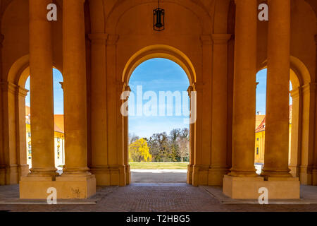 Valtice Lednice Zone Paysage culturel Château Complexe équestre Hall d'entrée principale vue de l'intérieur de ciel bleu au printemps Banque D'Images