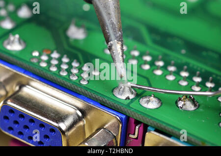 L'installation et la soudure de composants électroniques à l'aide d'un fer à souder Banque D'Images