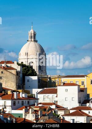 Vue du Miradouro Santa Luzia et à la vieille ville avec Panthéon National, l'église Santa Engracia, district d'Alfama, Lisbonne, Portugal Banque D'Images