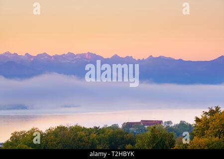 La chaîne alpine avec des Karwendel et Le Lac de Starnberg Starnberg au lever du soleil, en face du château, Funfseenland, Préalpes, Haute-Bavière Banque D'Images