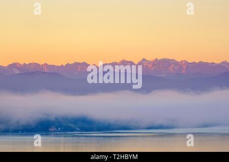 La chaîne alpine avec des Karwendel et Le Lac de Starnberg au lever du soleil, vue de Starnberg, Funfseenland, Préalpes, Haute-Bavière, Bavière Banque D'Images