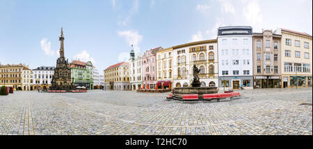 Panorama de la place avec la colonne de la Sainte Trinité et Hercules fontaine, Olomouc, République Tchèque Banque D'Images