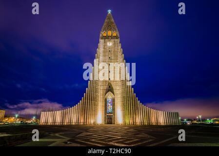 Église illuminée la nuit, Reykjavik Hallgrimskirkja, Hofuoborgarsvaeoio, la capitale nationale, de l'Islande Banque D'Images