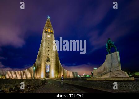 Église illuminée avec Hallgrimskirkja monument de Leif Eriksson, photographie de nuit, Reykjavik, Hofuoborgarsvaeoio, la capitale nationale, de l'Islande Banque D'Images