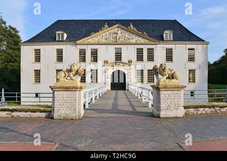 Château à douves, Norderburg Dornum, Frise orientale, Basse-Saxe, Allemagne Banque D'Images