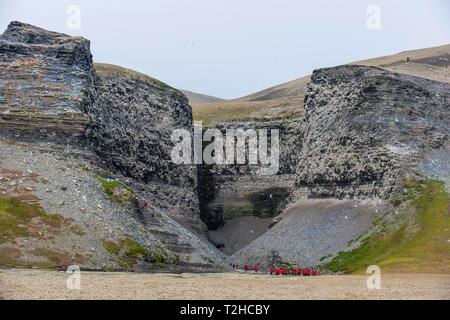 Les touristes sur la falaise à Diskobukta avec de Mouettes tridactyles (Rissa tridactyla), colonie d'oiseaux, l'île de Edgeoya, Banque D'Images