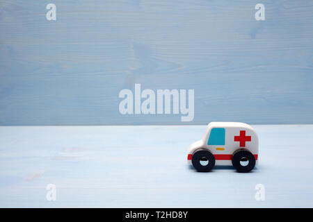 Ambulance jouet bleu sur fond de bois. Banque D'Images