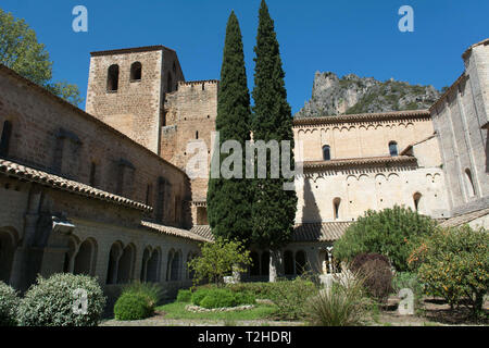 Saint-Guilhem-le-Désert (sud de la France) : Cloître de l'abbaye de Gellone, inscrite comme site du patrimoine mondial de l'Unesco (ÒJoyau du premier art roman lang Banque D'Images