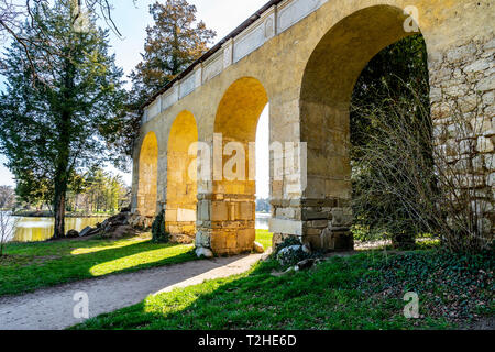 Valtice Lednice zone jardin Paysage culturel complexe avec l'Aqueduc avec piste cyclable et de randonnée au printemps Banque D'Images