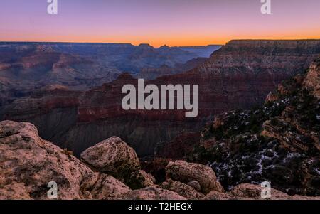 Gorge de la Grand Canyon au lever du soleil, vue à partir de la Rive érodée, paysage rock, South Rim, le Parc National du Grand Canyon, Arizona, USA Banque D'Images