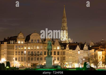 Vue depuis le Mont des Arts à l'hôtel de ville et la Basse-ville, nuit, Bruxelles, Belgique Banque D'Images