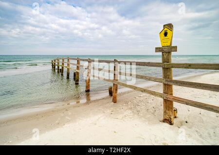 Clôture sur la plage de la mer Baltique comme frontière de la zone noyau fermé du Bade-wurtemberg Lagoon Salon National Park, Seebad Zingst Banque D'Images