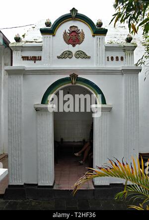 Un abdi dalem stand avec décoration à l'intérieur traditionnel Keraton Yogyakarta. Le complexe a été construit en 1755-1756 pour Hamengkubuwono I. Banque D'Images