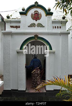 Un abdi dalem stand avec décoration à l'intérieur traditionnel Keraton Yogyakarta. Le complexe a été construit en 1755-1756 pour Hamengkubuwono I. Banque D'Images