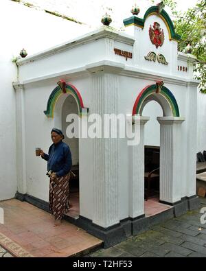 Un abdi dalem stand avec décoration à l'intérieur traditionnel Keraton Yogyakarta. Le complexe a été construit en 1755-1756 pour Hamengkubuwono I. Banque D'Images