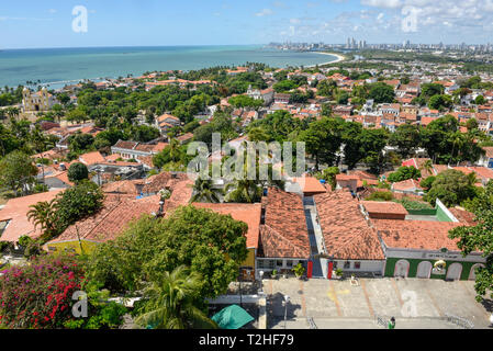 Vieille ville coloniale de Olinda avec la ville de Recife dans l'arrière-plan sur le Brésil Banque D'Images