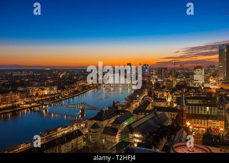 Vue sur la ville, vue sur Francfort et le principal, après le coucher du soleil à l'heure bleue, vue de la cathédrale, Frankfurt am Main, Hesse, Allemagne Banque D'Images