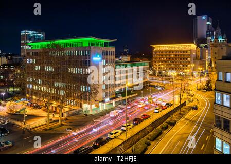 Allumé en intersection à Eschenheimer Turm avec vue sur Rentenbank et Fleming's Deluxe Hotel Frankfurt-City, centre-ville, Frankfurt am Main, Hesse Banque D'Images