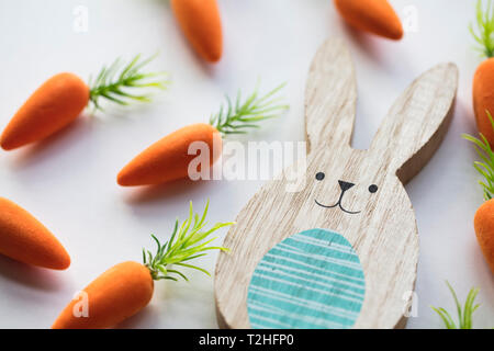 Lapin de Pâques en bois avec les carottes orange Banque D'Images