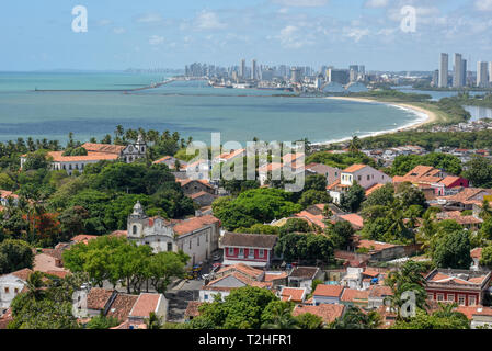 Vieille ville coloniale de Olinda avec la ville de Recife dans l'arrière-plan sur le Brésil Banque D'Images