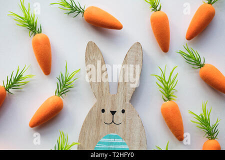 Lapin de Pâques en bois avec les carottes orange Banque D'Images