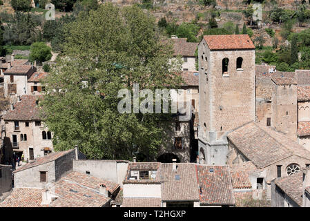 Saint-Guilhem-le-Désert (sud de la France) : vue générale du village. Nommé un des 'plus beaux villages de France', le village est sur la Banque D'Images