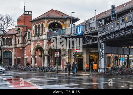 Berlin, Kreuzberg. La station de métro Schlesisches Tor U-Bahn dessert les lignes U 1 et U 3. Station historique surélevée sur viaduc surélevé. Banque D'Images