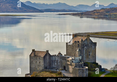 L'ECOSSE DORNIE Eilean Donan Castle SURPLOMBANT LE LOCH DUICH AU PRINTEMPS AVEC AU-DELÀ DE CUILLINS Banque D'Images