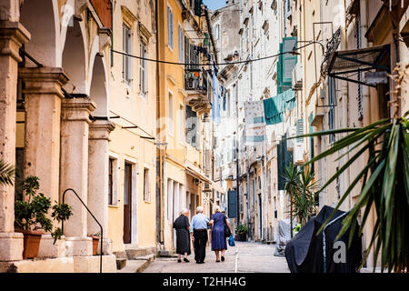 Promeneurs sur ruelle dans la vieille ville de Corfou, l'île de Corfou, îles Ioniennes, Grèce, Europe Banque D'Images