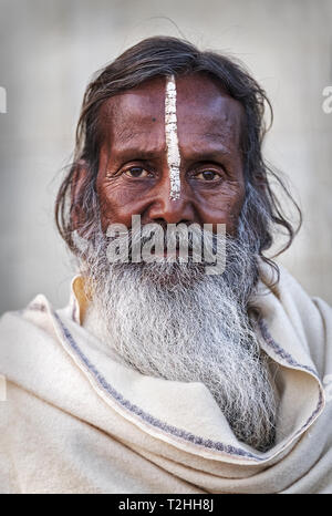 Portrait de Sadhu avec une bande blanche à Varanasi, Inde, Asie Banque D'Images