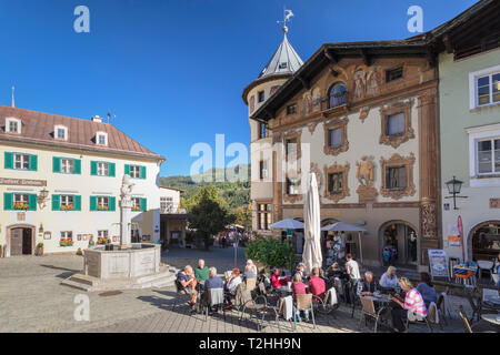 Café et Marmorner Brunnen Fontaine à Berchtesgaden, en Haute-bavière, Bavaria, Germany, Europe Banque D'Images