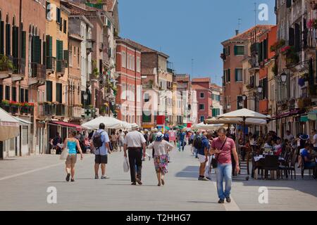 Les gens qui marchent le long de la Via Garibaldi à Venise, Vénétie, Italie, Europe Banque D'Images