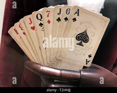 Jeu de cartes historiques comme fans dans une main en bois, Allemagne Banque D'Images