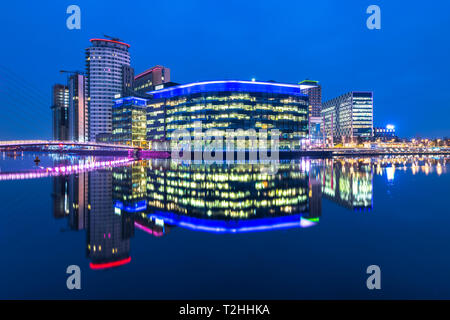 MediaCityUK nuit à Salford Quays, Manchester, Angleterre, Royaume-Uni, Europe Banque D'Images