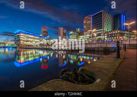 MediaCityUK nuit à Salford Quays, Manchester, Angleterre, Royaume-Uni, Europe Banque D'Images