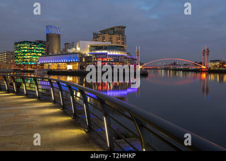 Le Lowry et MediaCityUK nuit à Salford Quays, Manchester, Angleterre, Royaume-Uni, Europe Banque D'Images