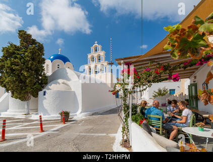 Saint Epifanios Eglise orthodoxe traditionnelle par restaurant à Akrotiri, Thira, Santorin, Cyclades, Grèce, Europe Banque D'Images