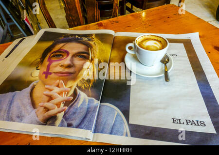 Café espagnol - cafe con leche et espagnol Journal, journal El Pais en Espagne, barre de vie Banque D'Images