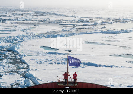 Les personnes bénéficiant de la rupture de la glace sur conseil d'un brise-glace, Pôle Nord, de l'Arctique Banque D'Images