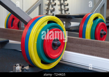 Libre obright haltères multicolores, barbells, poids sur le stand dans la salle de sport moderne de l'hôtel. Le concept d'habitudes de vie, la perte de poids, de formation, de bo Banque D'Images